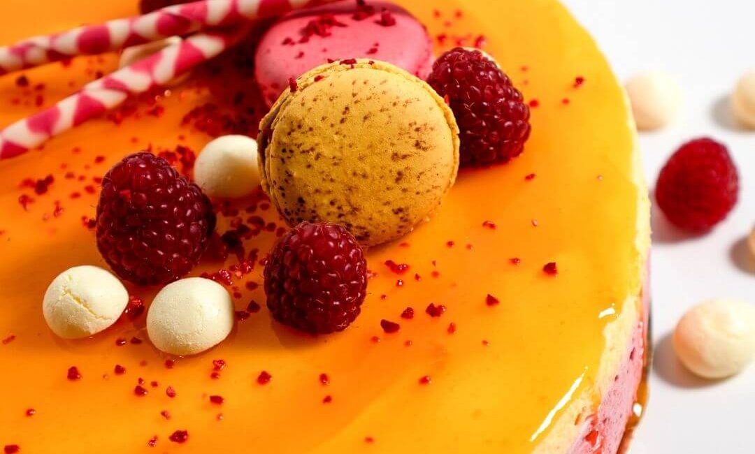 Tort trio cu mousse de zmeura, mango si fructul pasiunii