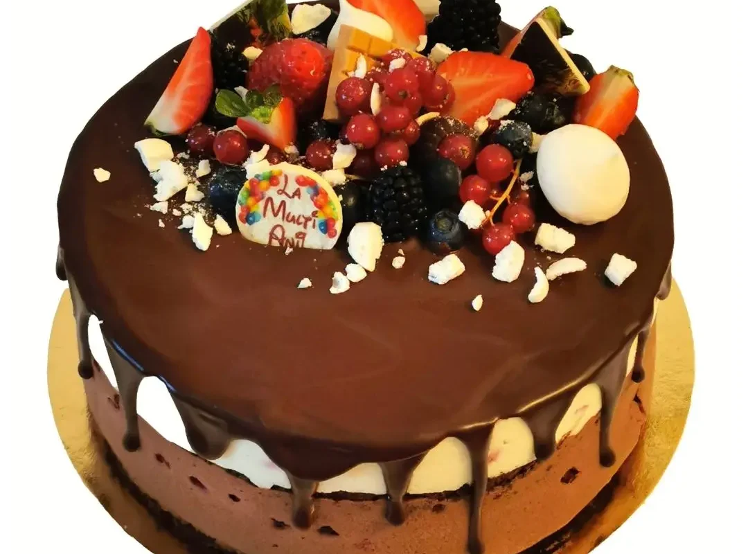 Tort cu ciocolată albă și neagră cu fructe