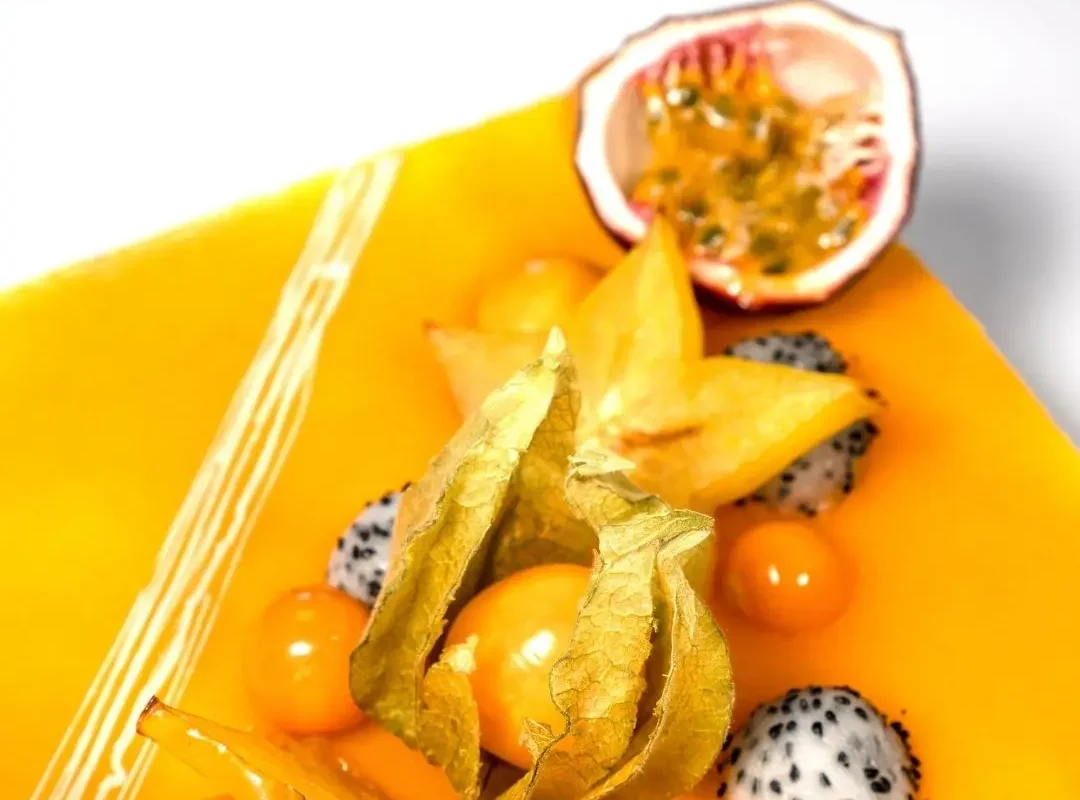 Tort cu mousse de mango și fructul pasiunii