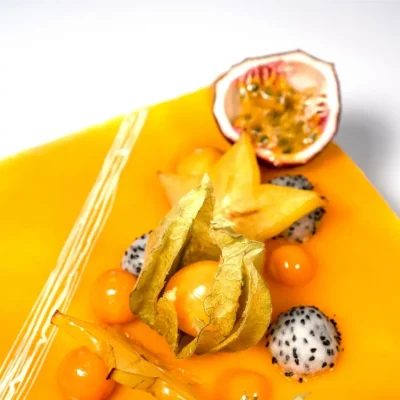 Tort cu mousse de mango și fructul pasiunii