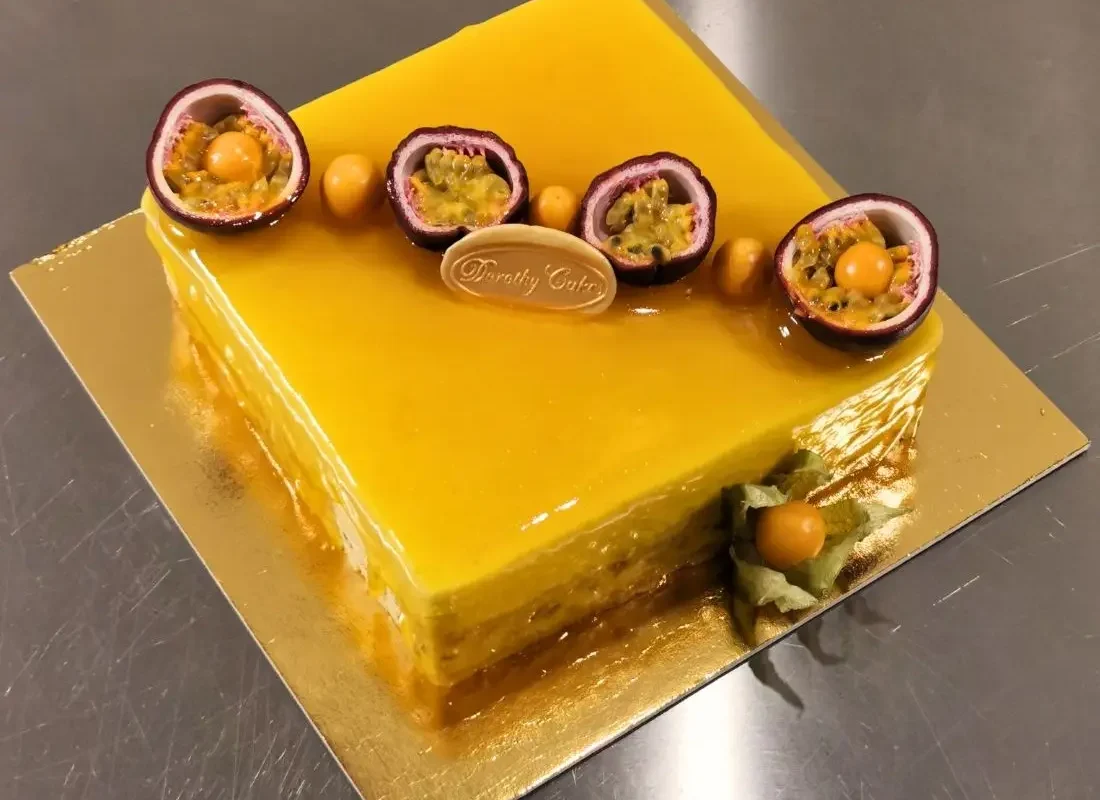 Tort cu mousse de mango și fructul pasiunii
