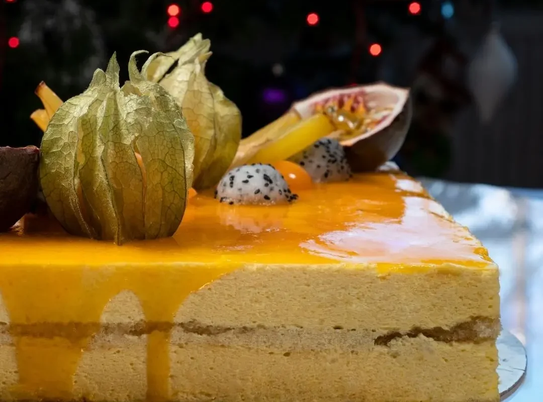 Tort cu mousse de mango și fructul pasiunii