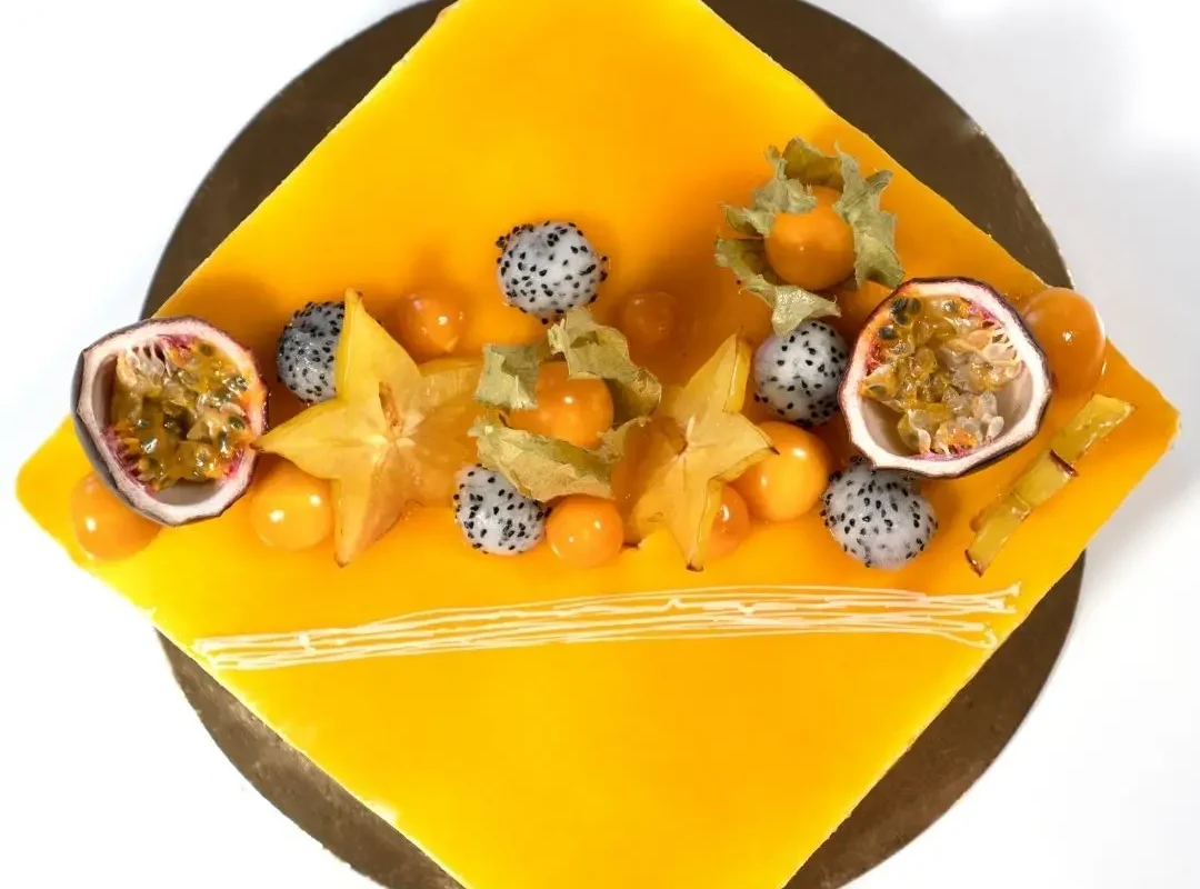 Tort cu mousse de mango și fructul pasiunii