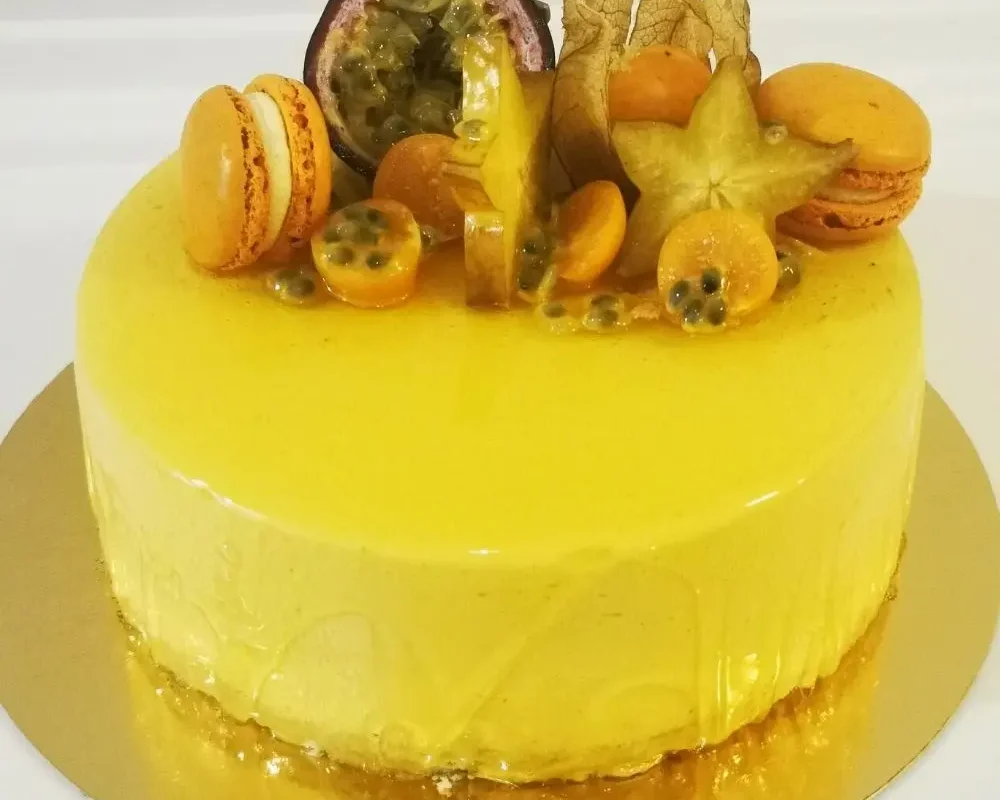 Tort cu mousse de mango și fructul pasiunii