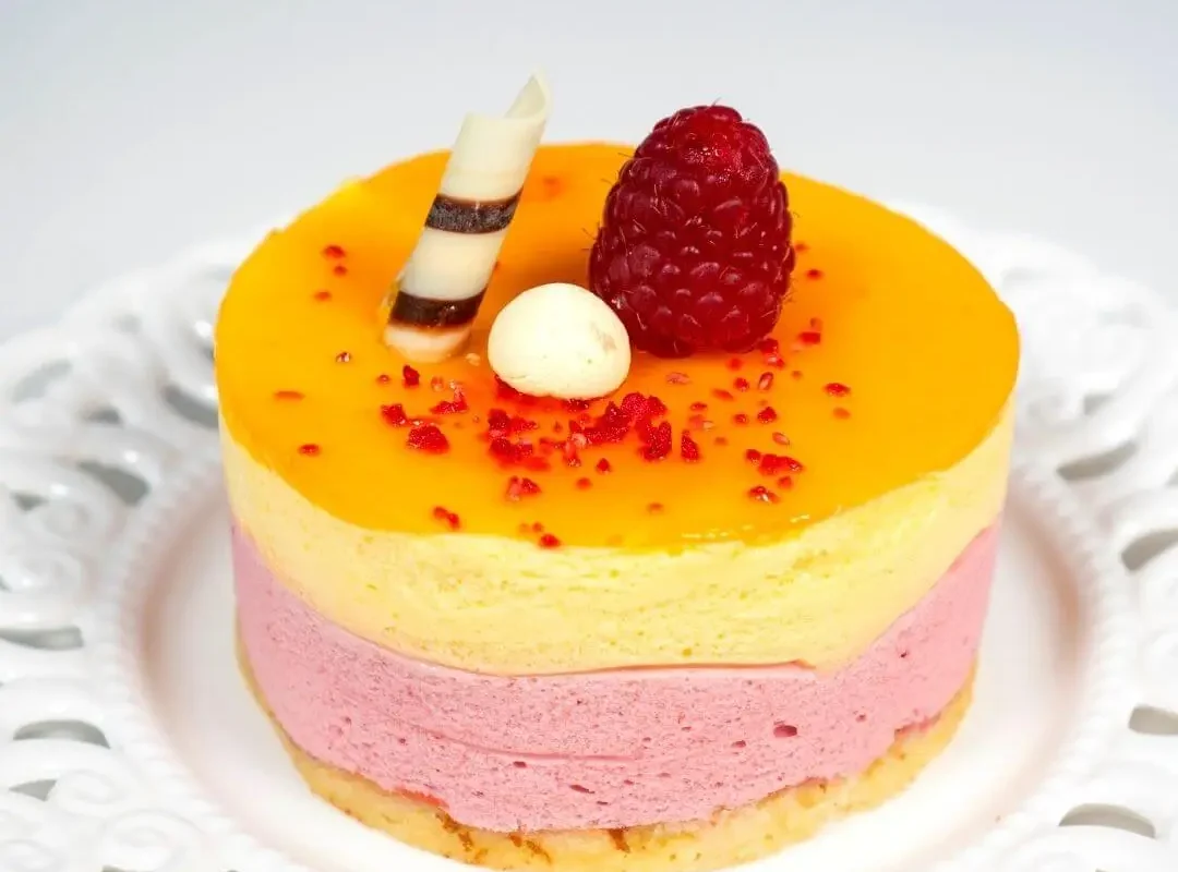 Tort trio cu mousse de zmeură, mango și fructul pasiunii