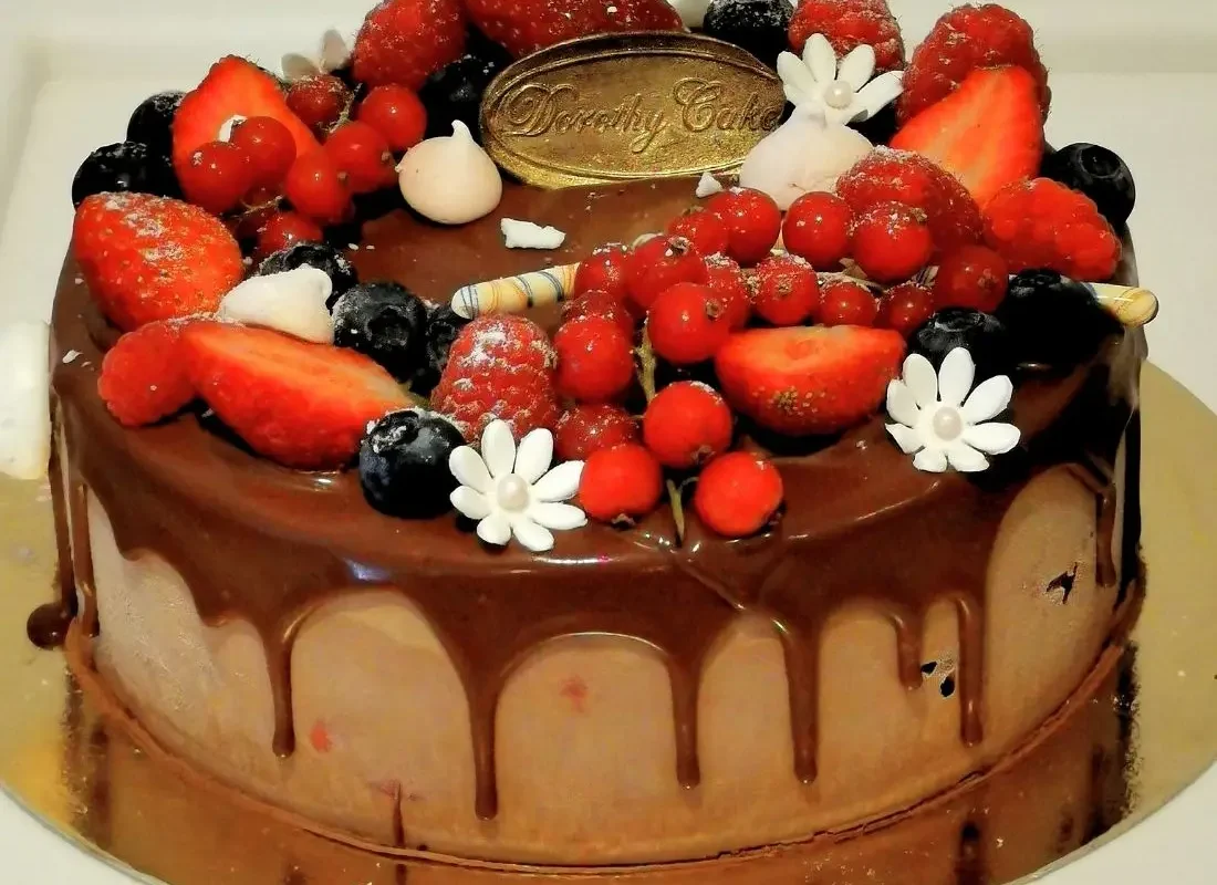 Tort cu ciocolată neagră și fructe de pădure