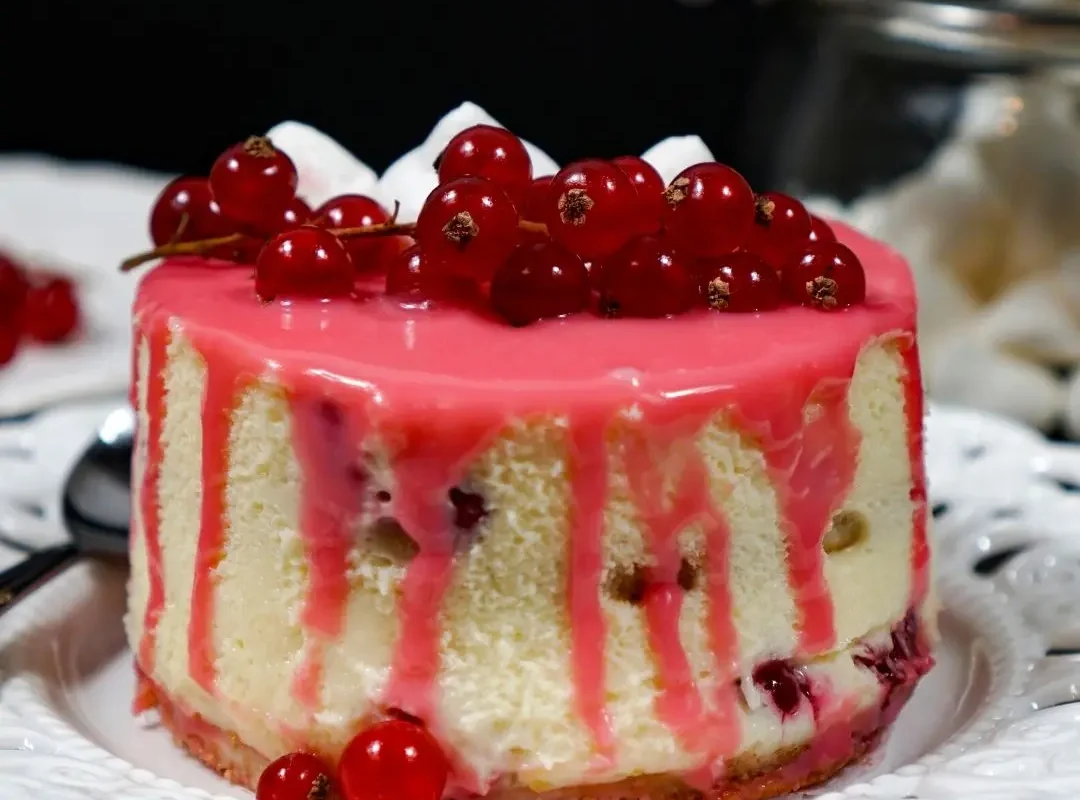 Tort cu mousse de ciocolată albă și zmeură