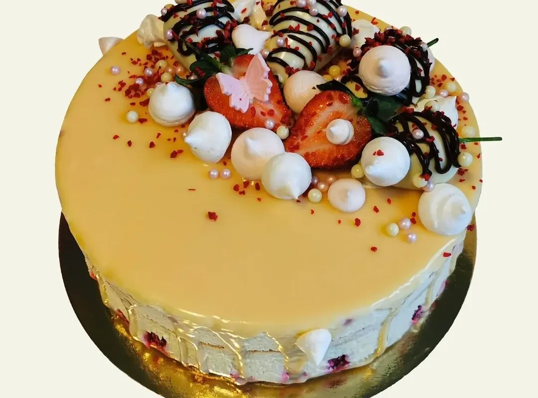 Tort cu mousse de ciocolată albă și zmeură
