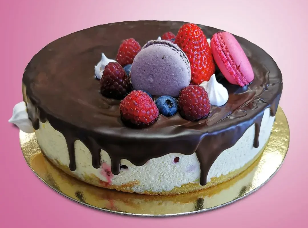 Tort cu mousse de ciocolată albă și zmeură