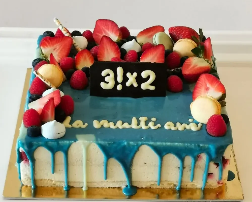 Tort cu mousse de ciocolată albă și zmeură