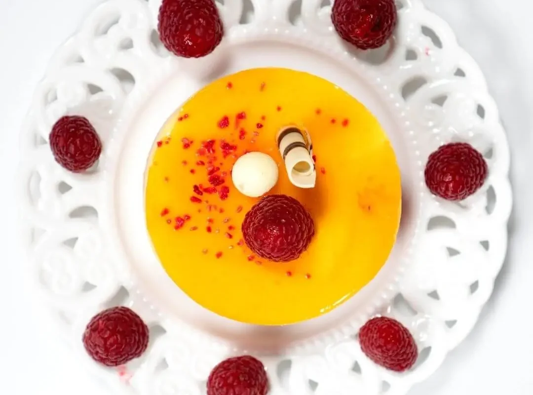 Tort trio cu mousse de zmeură, mango și fructul pasiunii