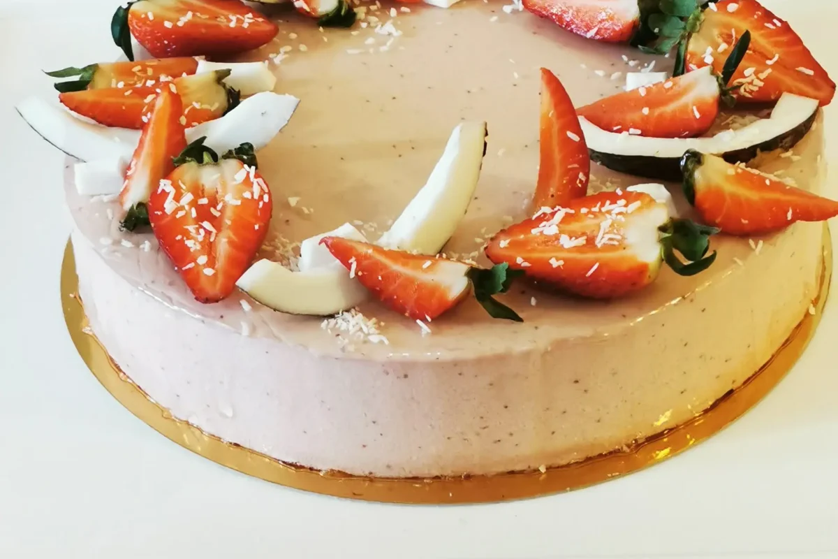 Tort cu căpșuni și cocos