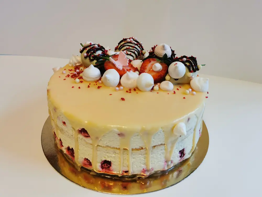 Tort cu ciocolată albă și zmeură proaspătă
