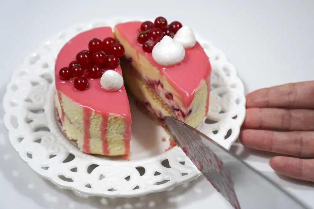 Tort cu ciocolată albă și zmeură proaspătă