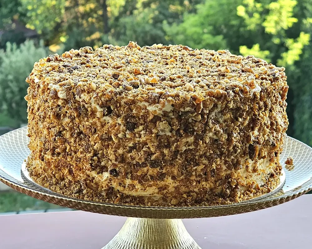 Tort Egiptean cu nuci caramelizate și vanilie