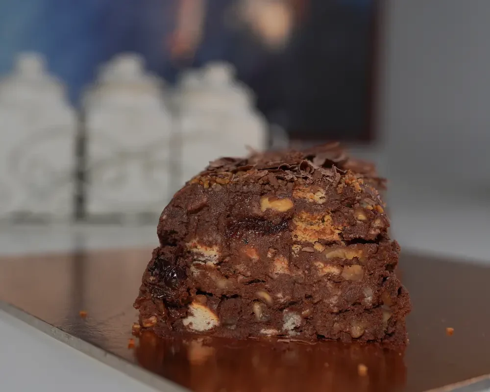 Tort de biscuiți cu ciocolată, nuci și amarene