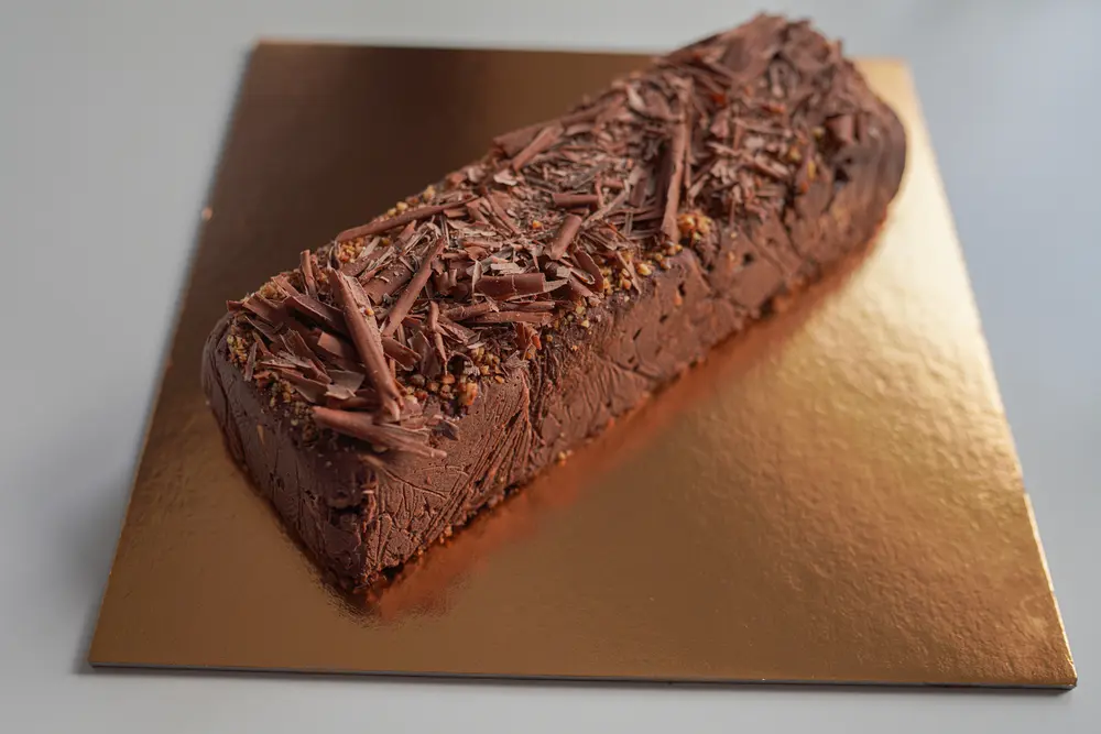 Tort de biscuiți cu ciocolată, nuci și amarene